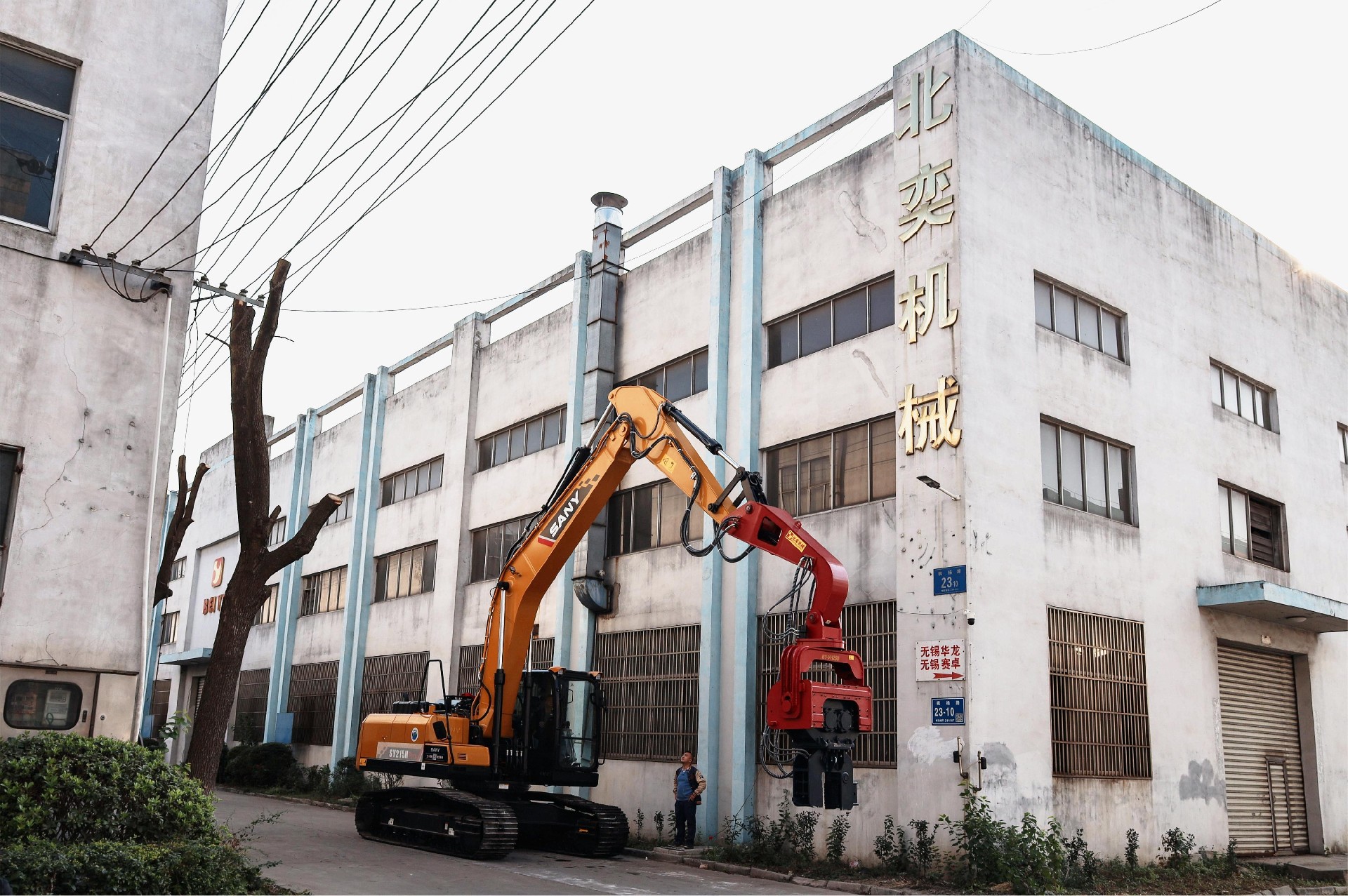 實(shí)力圈粉！挖掘機(jī)改裝打樁機(jī)順利交付 助力太陽(yáng)能光伏建設(shè)
